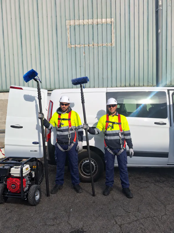 Equipo de operarios de TARRAMED con EPI y pértigas de agua osmotizada