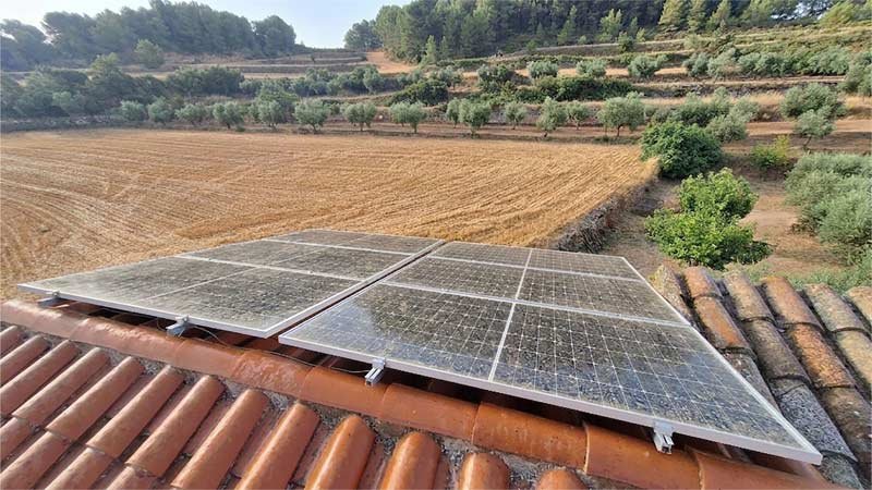 Placas solares antes de la limpieza, finca en Tarragona