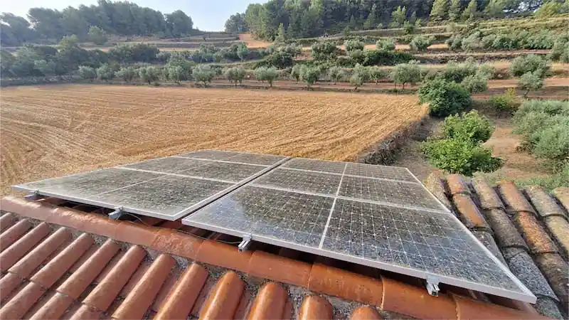 Placas solares antes de la limpieza, finca en Tarragona
