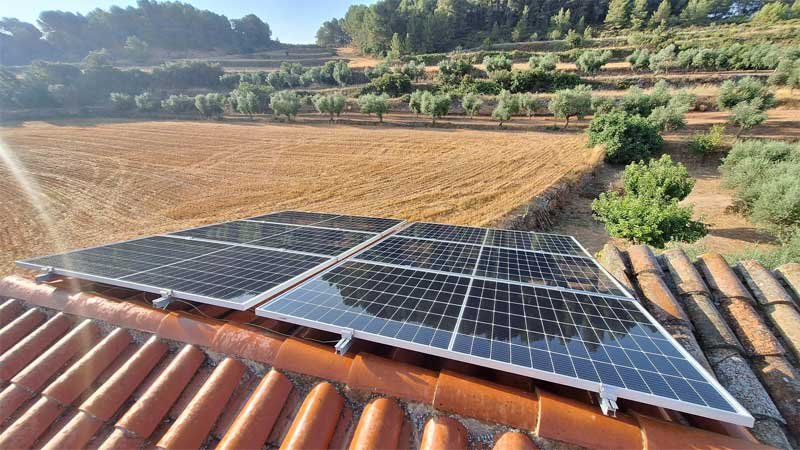 Placas solares después de la limpieza, finca en Tarragona