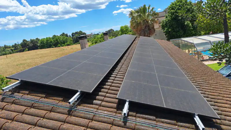 Placas solares antes de la limpieza, finca en Valls