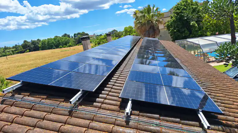 Placas solares limpias después de la limpieza, finca en Valls