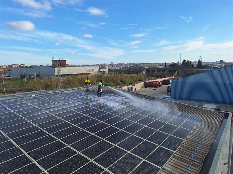 Dos operarios trabajando en instalación de placas solares