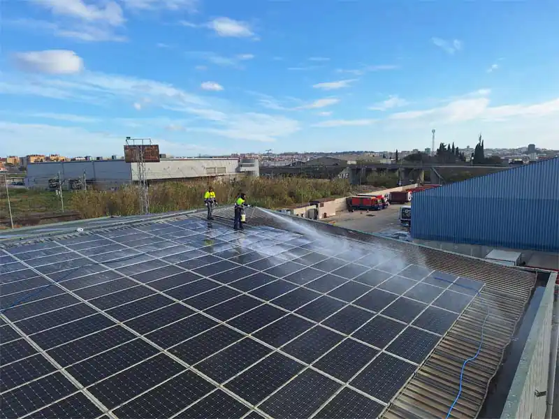 Dos operarios trabajando en una instalación de placas solares en Tarragona