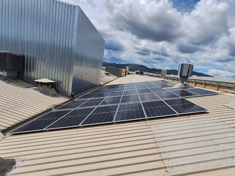 Limpieza de placas solares en instalación de fábrica