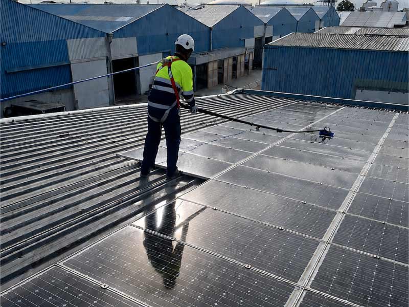 Operario trabajando en instalación de placas solares