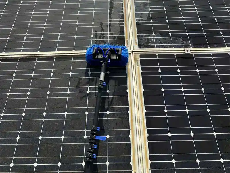 Limpieza de placas solares con pértiga y cepillo de agua osmotizada