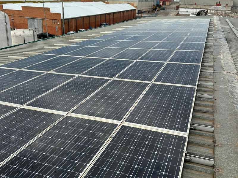 Instalación de placas solares limpias