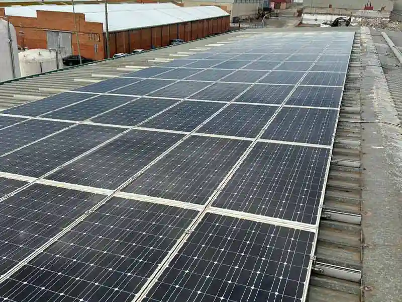 Instalación de placas solares limpias en una cubierta de Tarragona