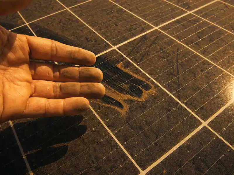 Inspección de la suciedad acumulada en una placa solar